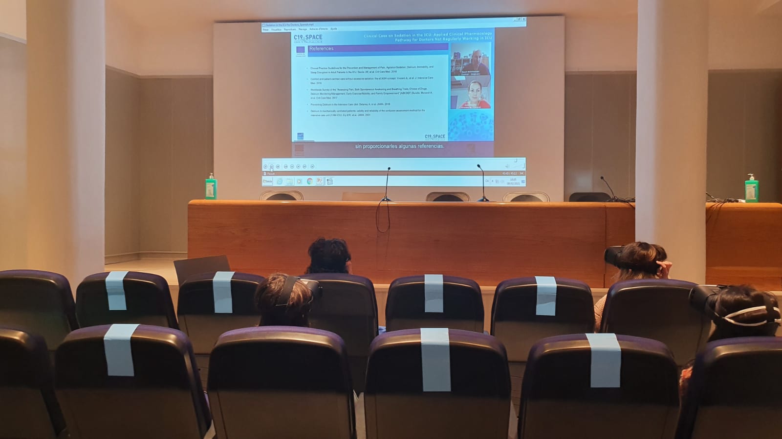 Alguns dels participants amb les ulleres de realitat virtual 
