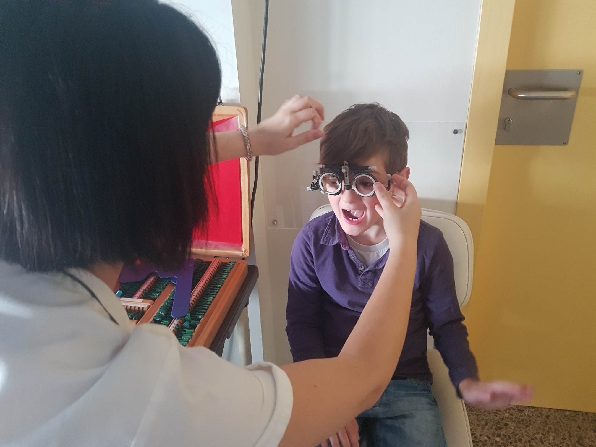 Professional revisant la vista a un nen.