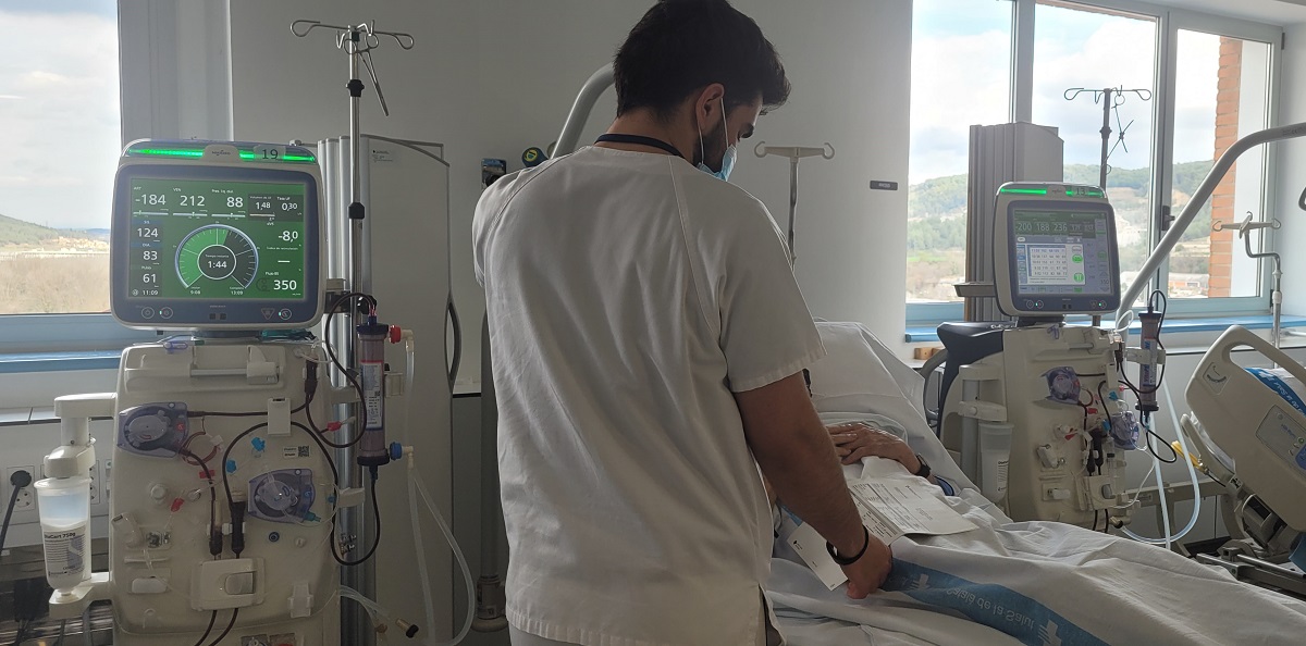 Un infermer atenent un dels pacients que fa diàlisi a l'Hospital Trueta