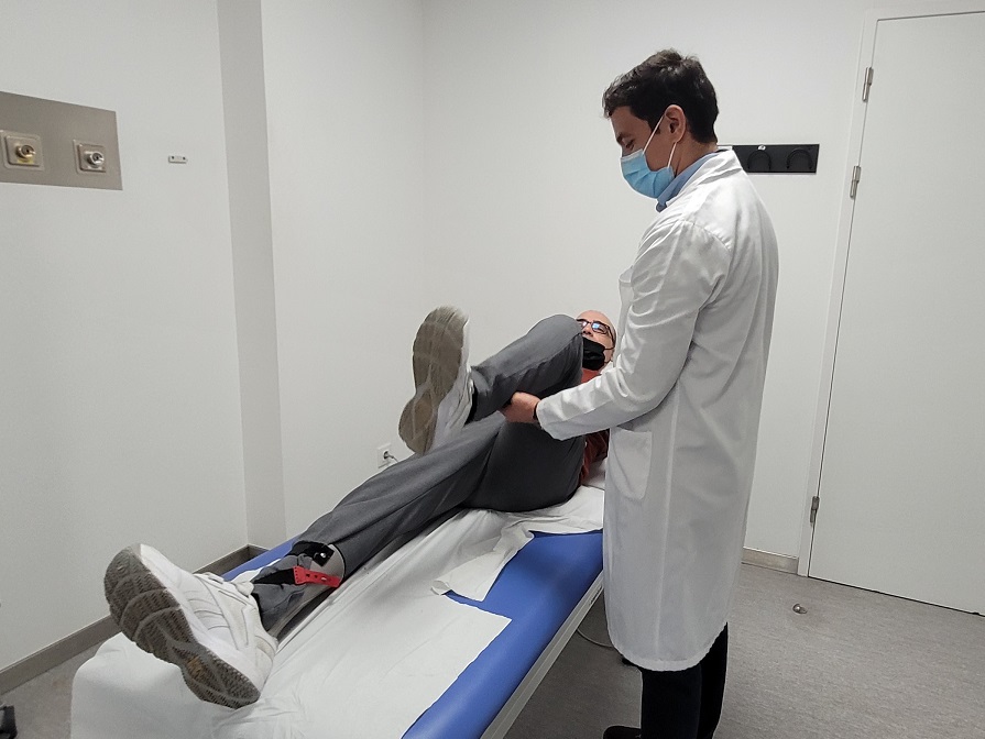 El Dr. Gary Álvarez, neuròleg de l'Hospital Trueta, durant una expliració al pacient.