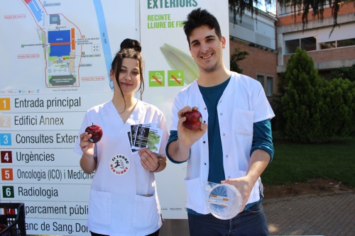 Intercanvi de cigarretes per pomes a l'exterior de l'hospital Trueta