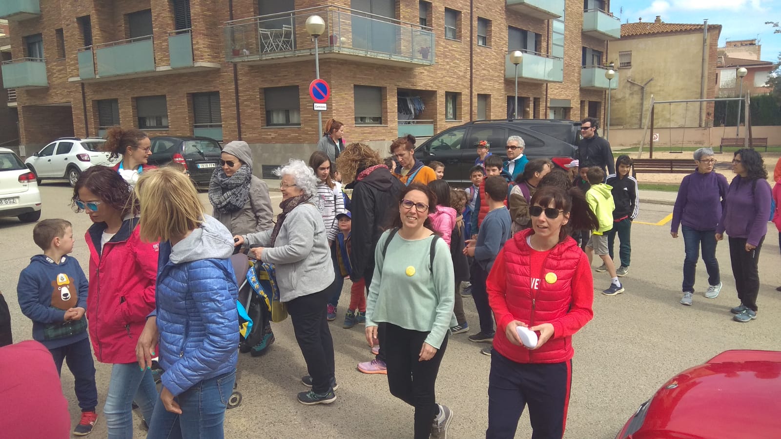 Gent caminant durant el Dia Mundial de l'Activitat Física