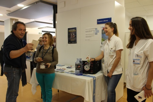 Professionals informant a un usuari sobre el tabac a l'edifici de consultes externes de l'hospital Truetat