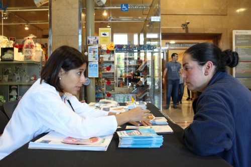 Professional assessorant a una usuaris sobre com deixar de fumar a l'hospital Trueta