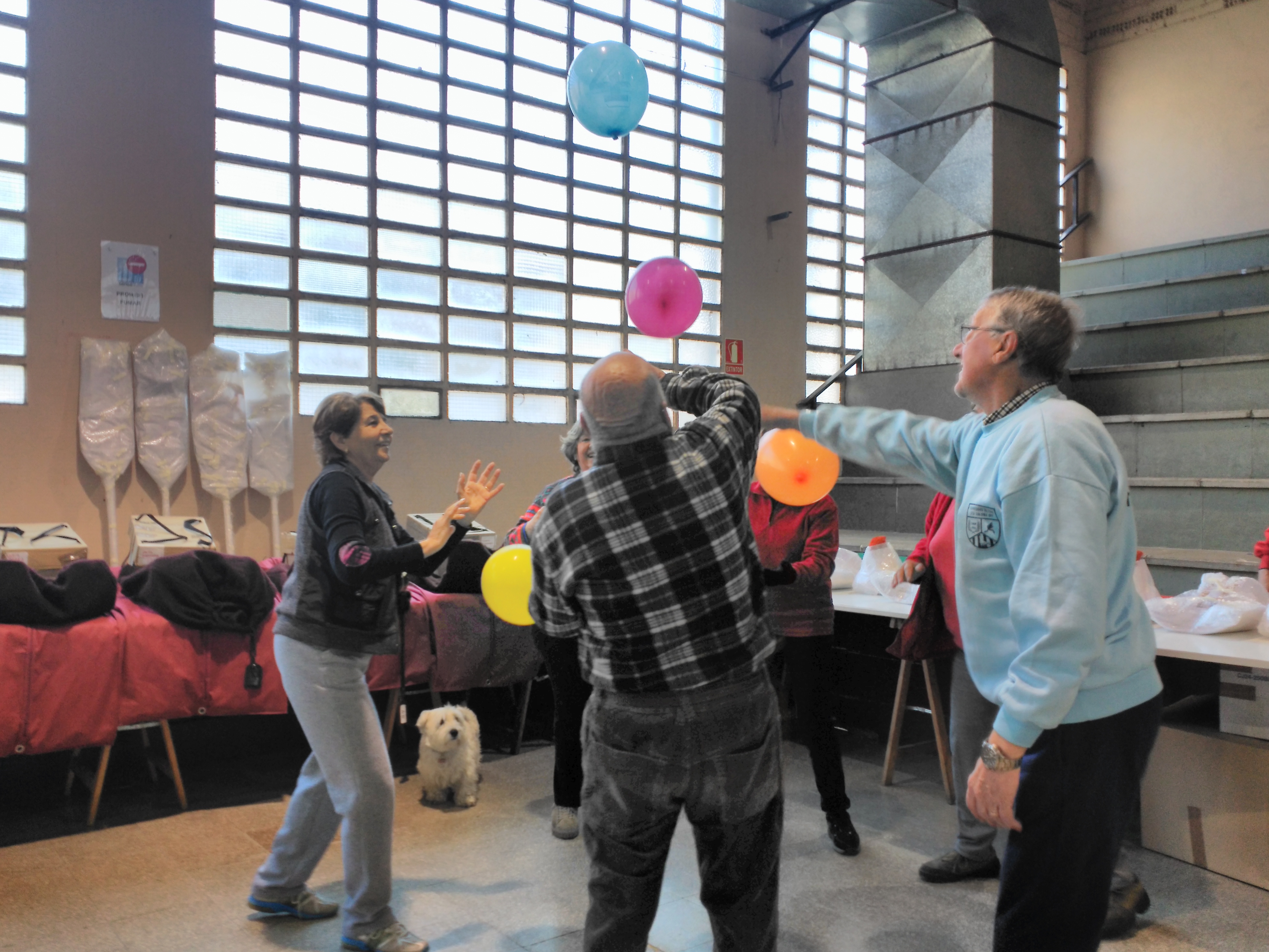Gent fent activitats amb globus durant el Dia Mundial de l'Activitat Física