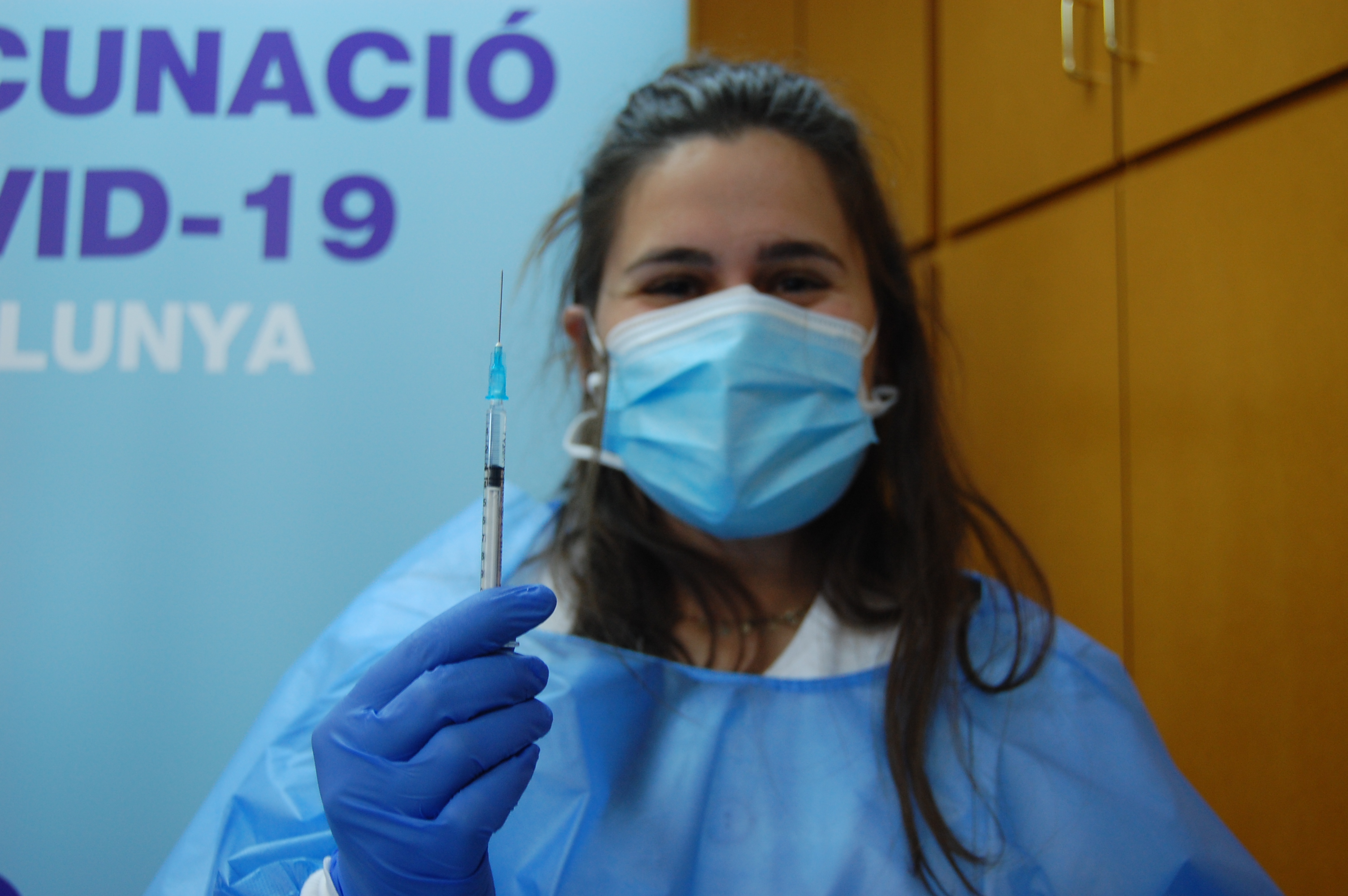 Una infermera mostrant la vacuna