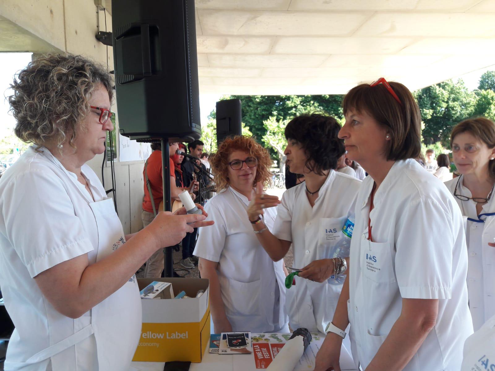 Professionals del l'IAS fan espirometries amb motiu del Dia Sense Tabac