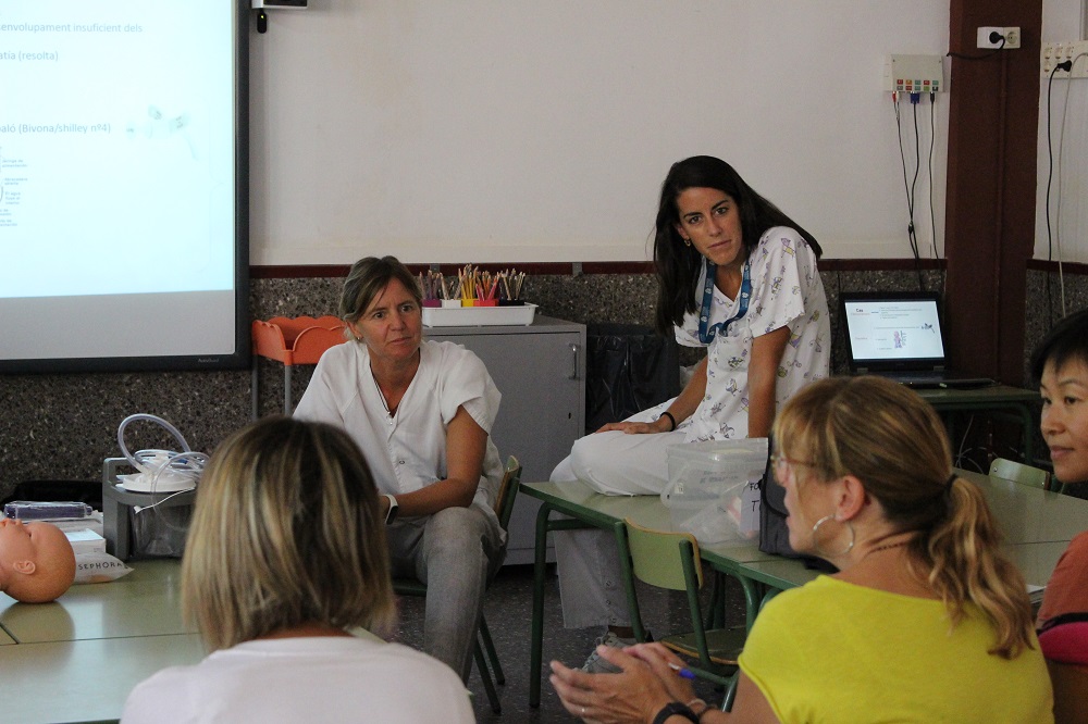 Els membres de l'ESCAPPGI fent una formació en una escola. 