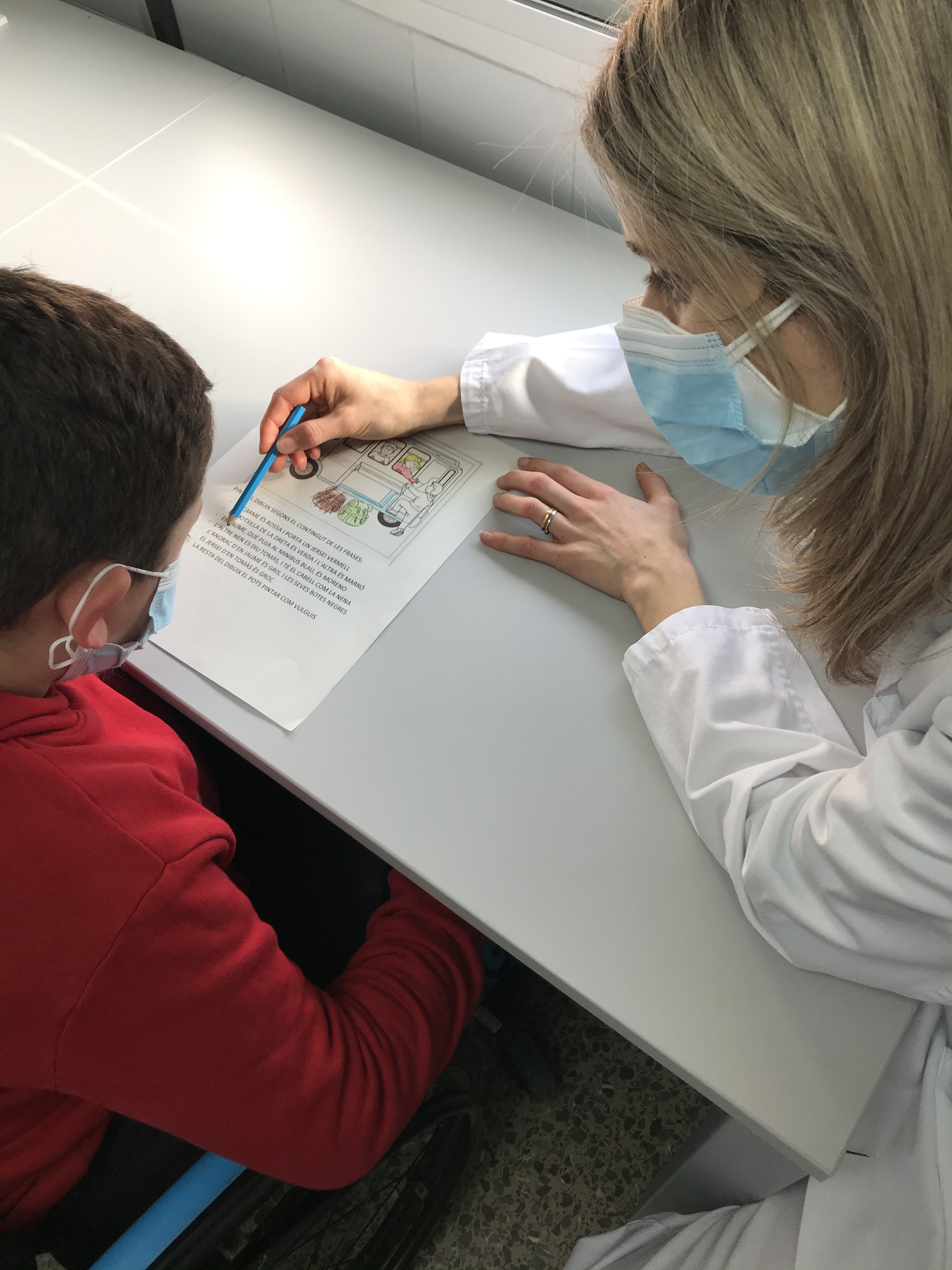 La Neuropsicòloga amb un pacient pediàtric durant una sessió de rehabilitació cognitiva