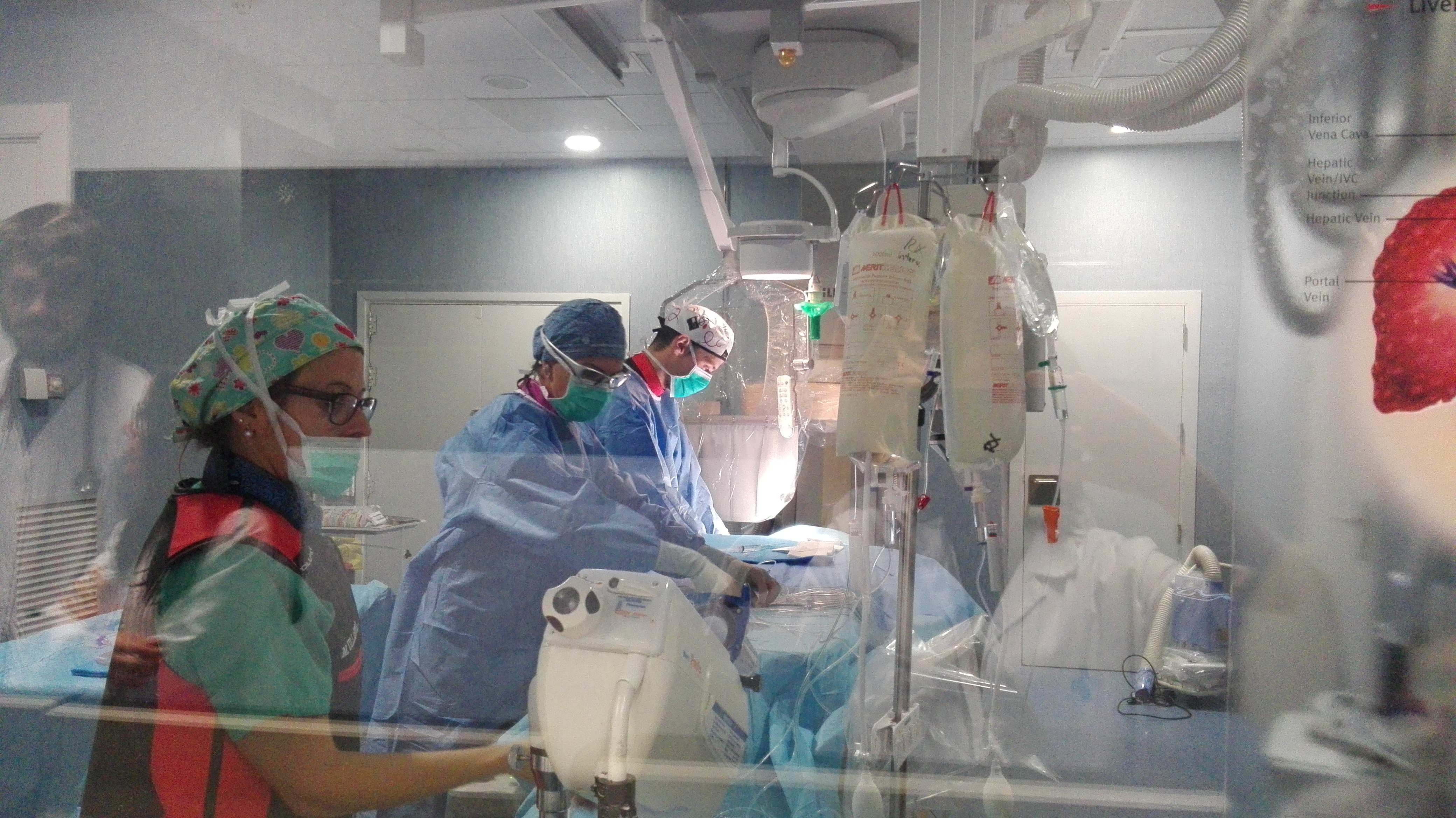 Professionals fent una angiografia cerebral.