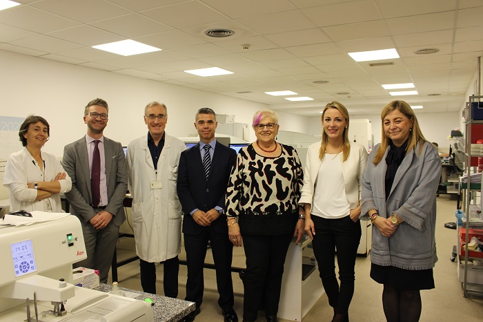 Representants de Caixabank amb la presdienta d'Oncolliga, la directora del Trueta i el cap del Servei d'Anatomia Patològica