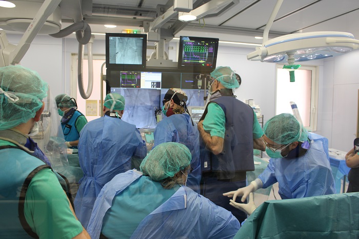 Un moment de la intervenció durant la qual es va implantar una TAVI a una pacient