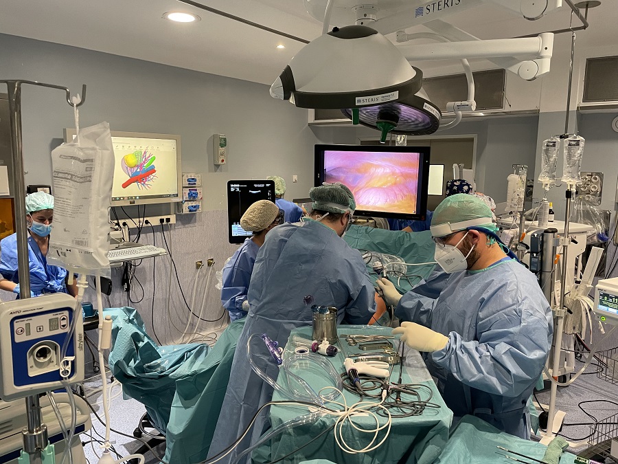 L'equip de cirurgians hepàtics durant una intervenció quirúrgica.