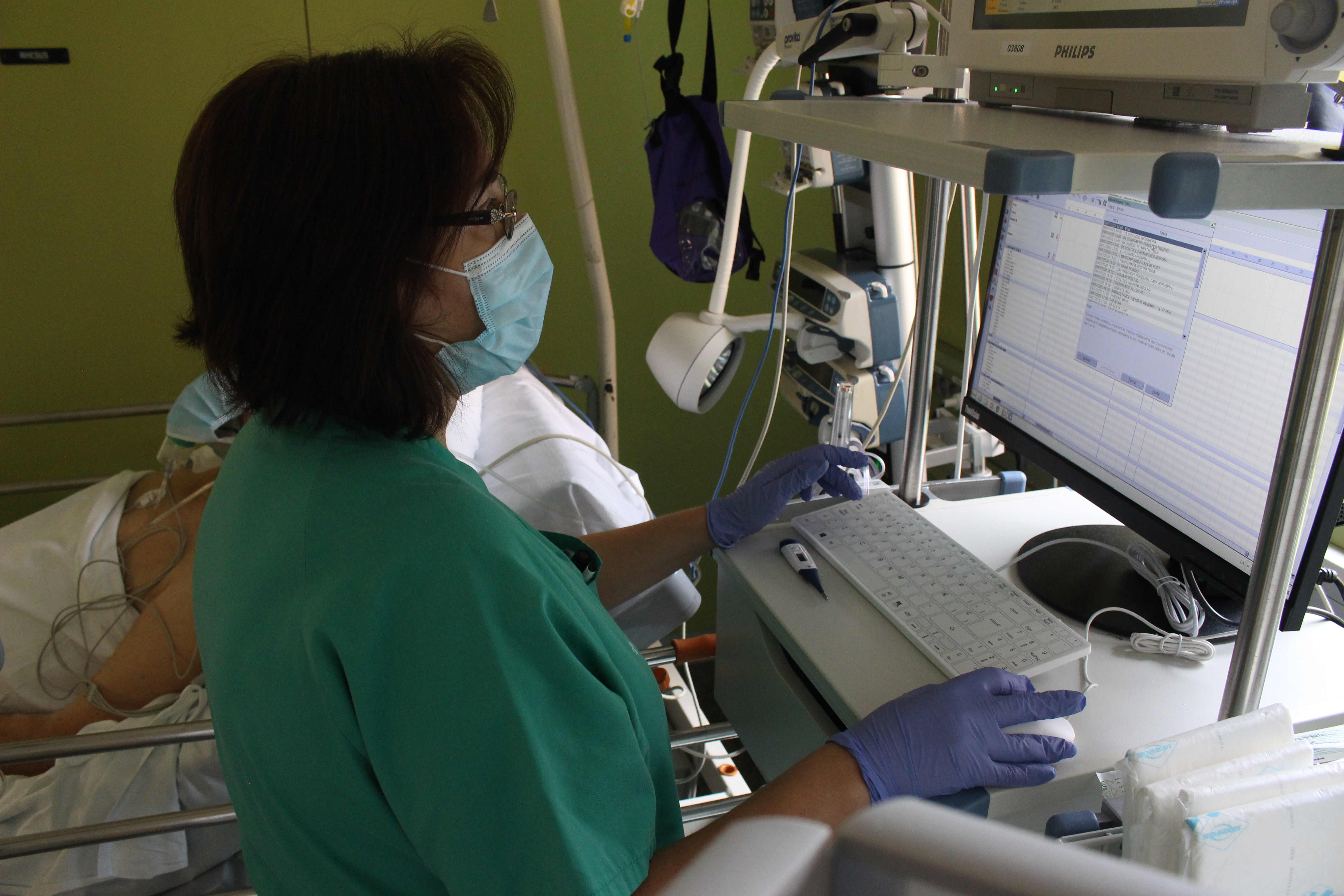 Una professional de l'Àrea de Reanimació revisant les constants vitals del pacient.
