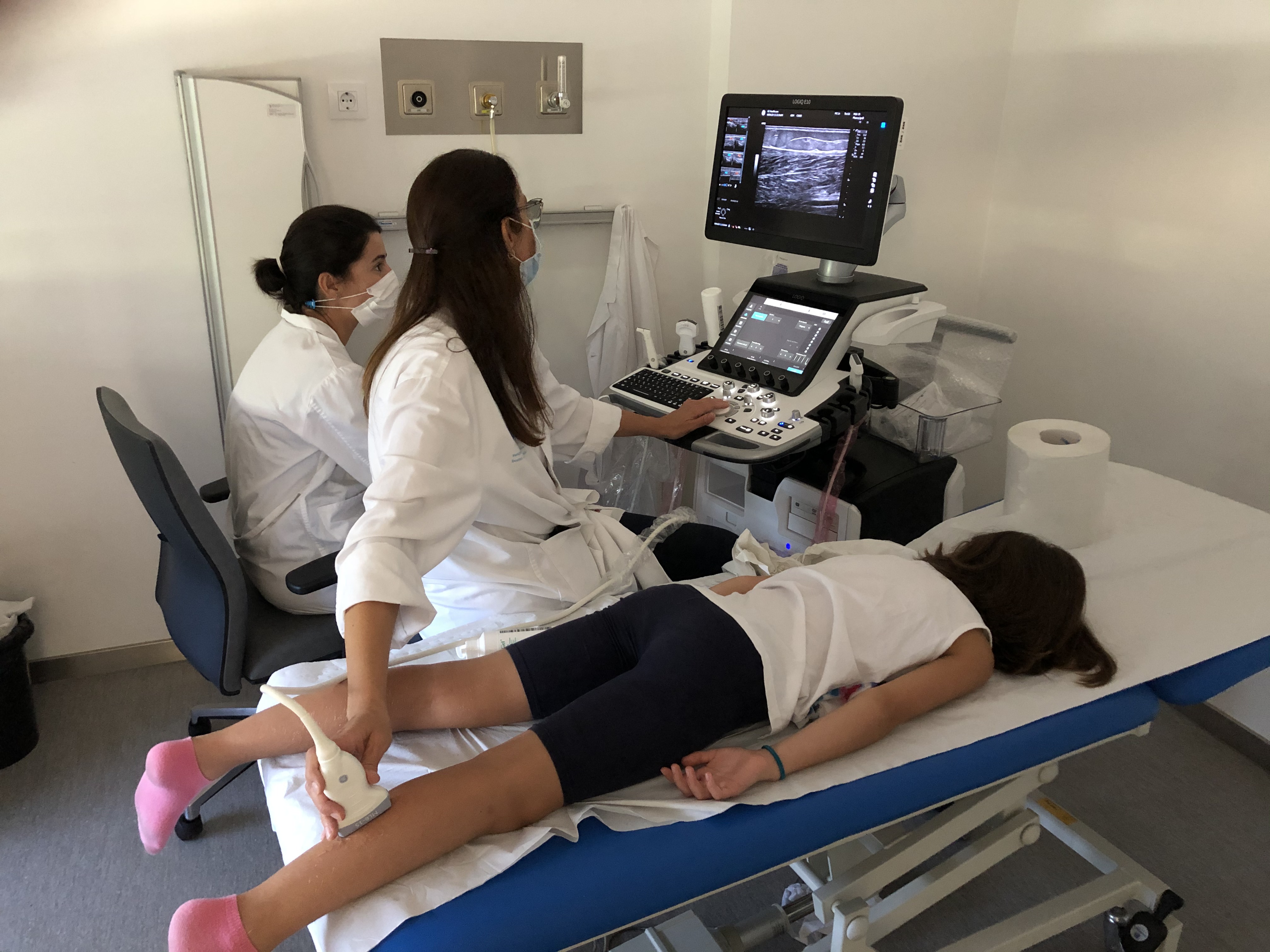 Una professional realitza una ecografia a una pacient