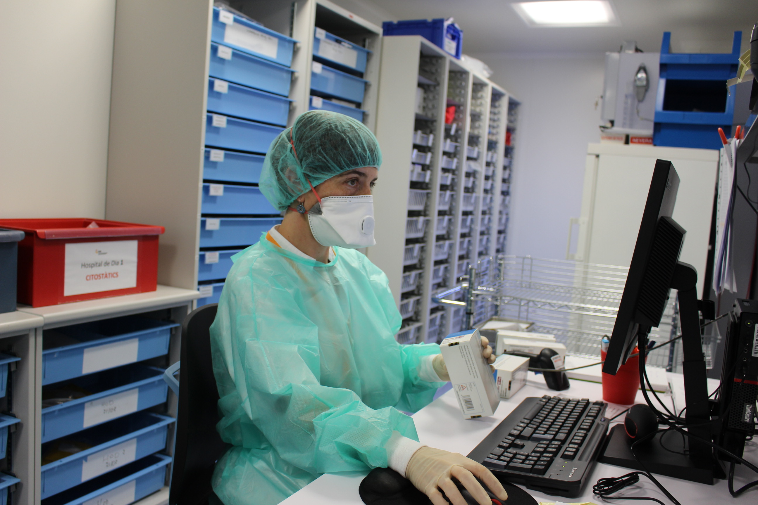 Professionals del Servei de Farmacia en les noves sales blanques