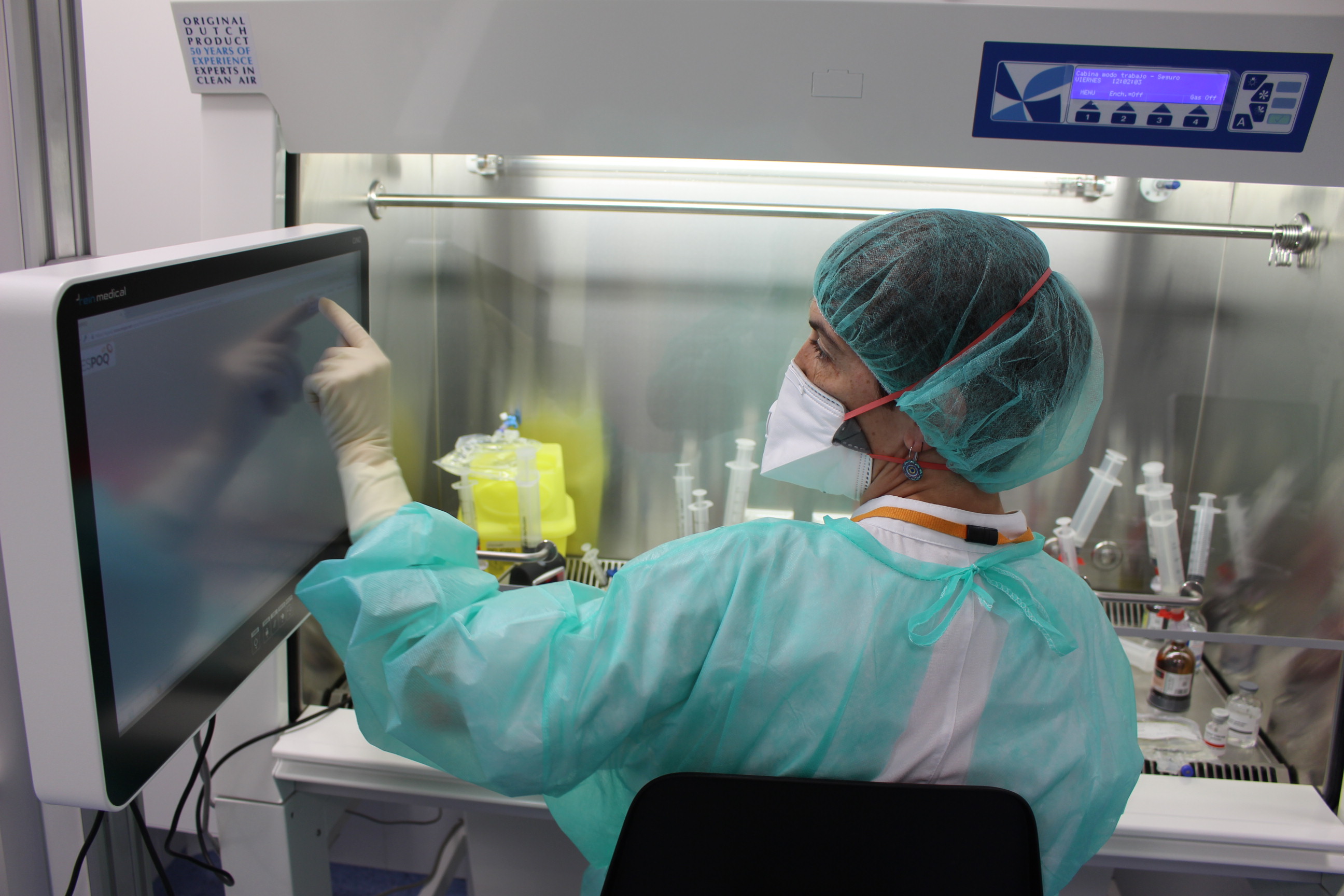 Professionals del Servei de Farmacia en les noves sales blanques