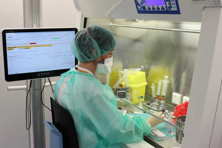 Professionals del Servei de Farmacia en les noves sales blanques