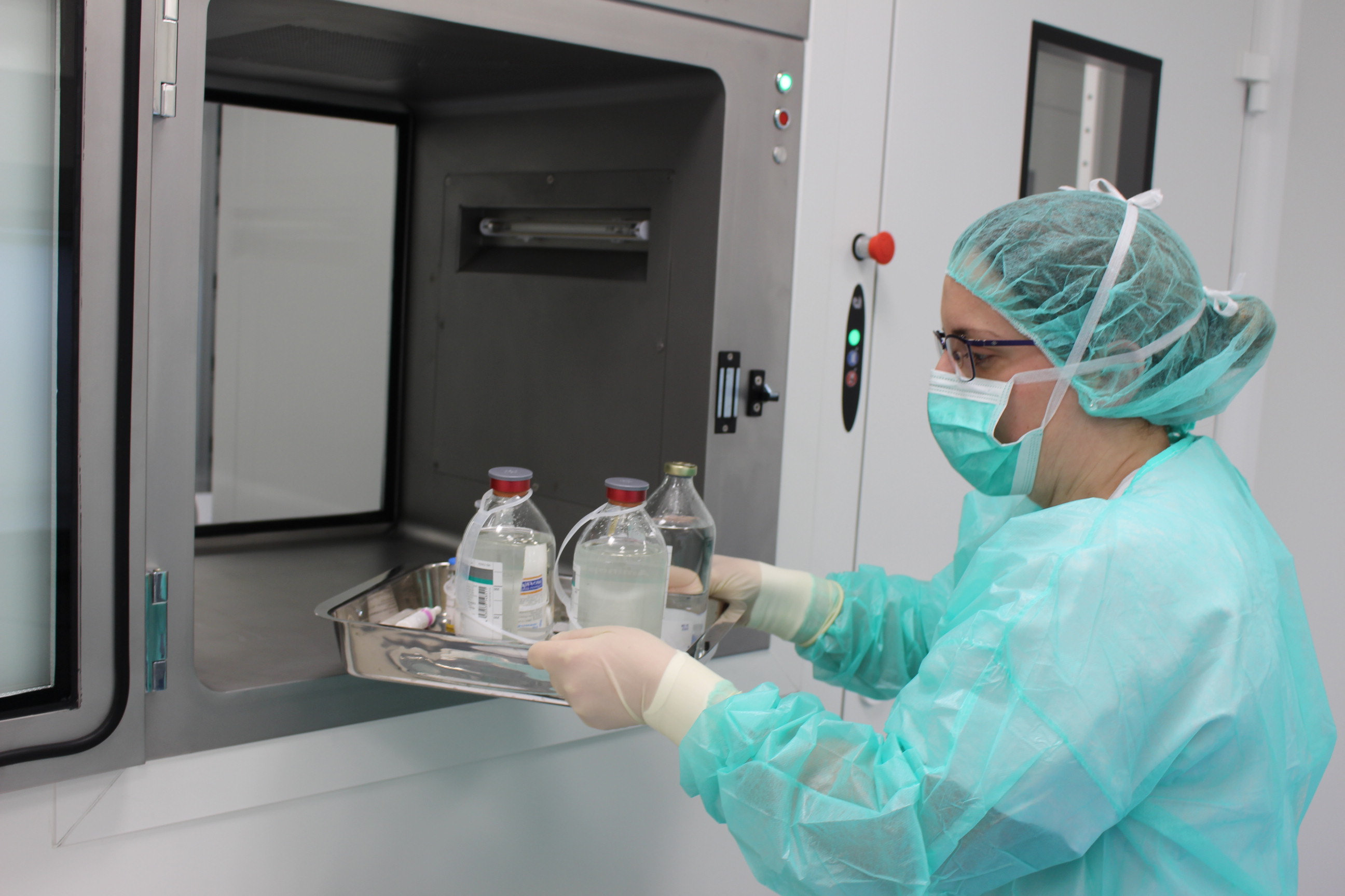 Professionals del Servei de Farmacia en les noves sales blanques
