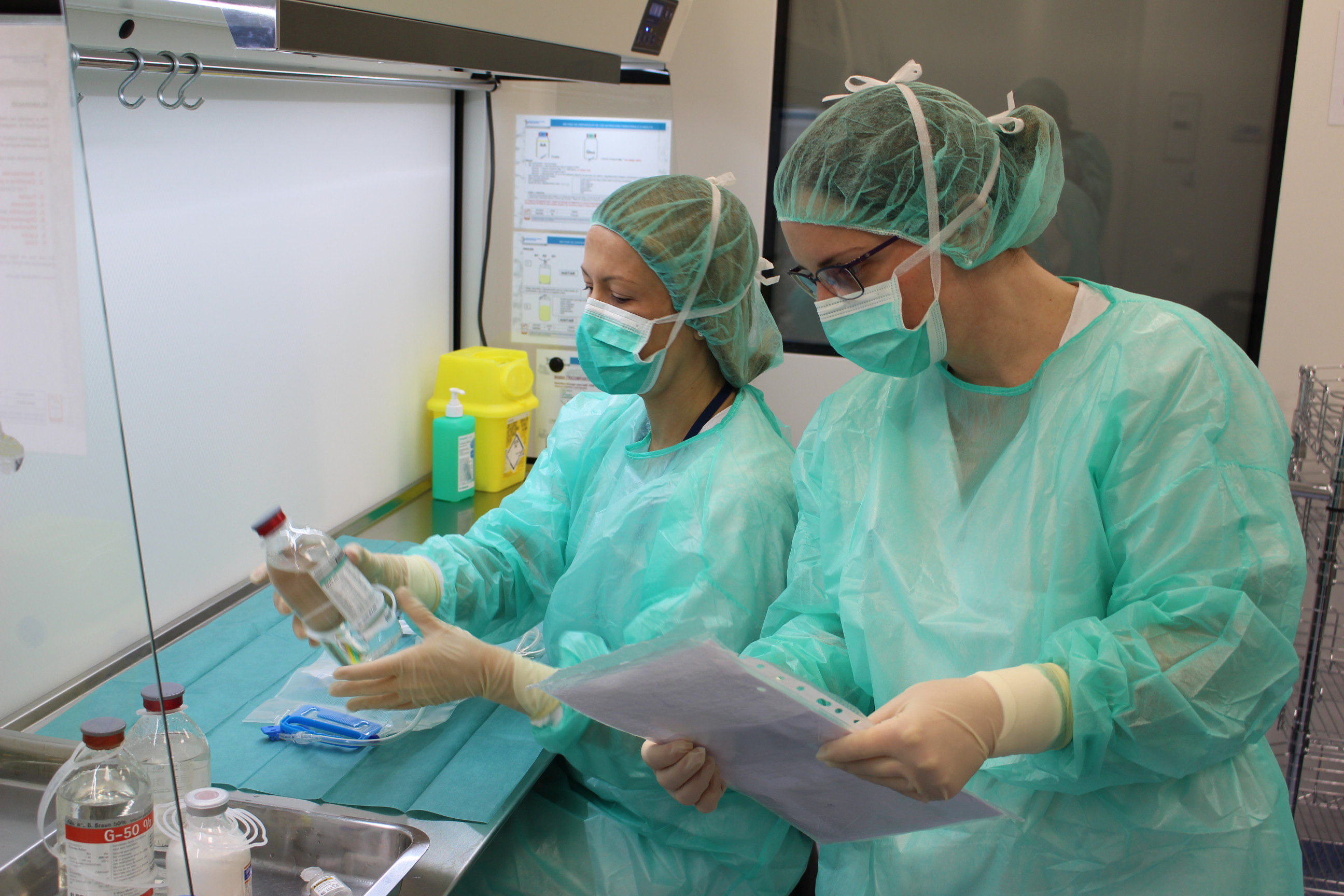 Professionals del Servei de Farmacia en les noves sales blanques
