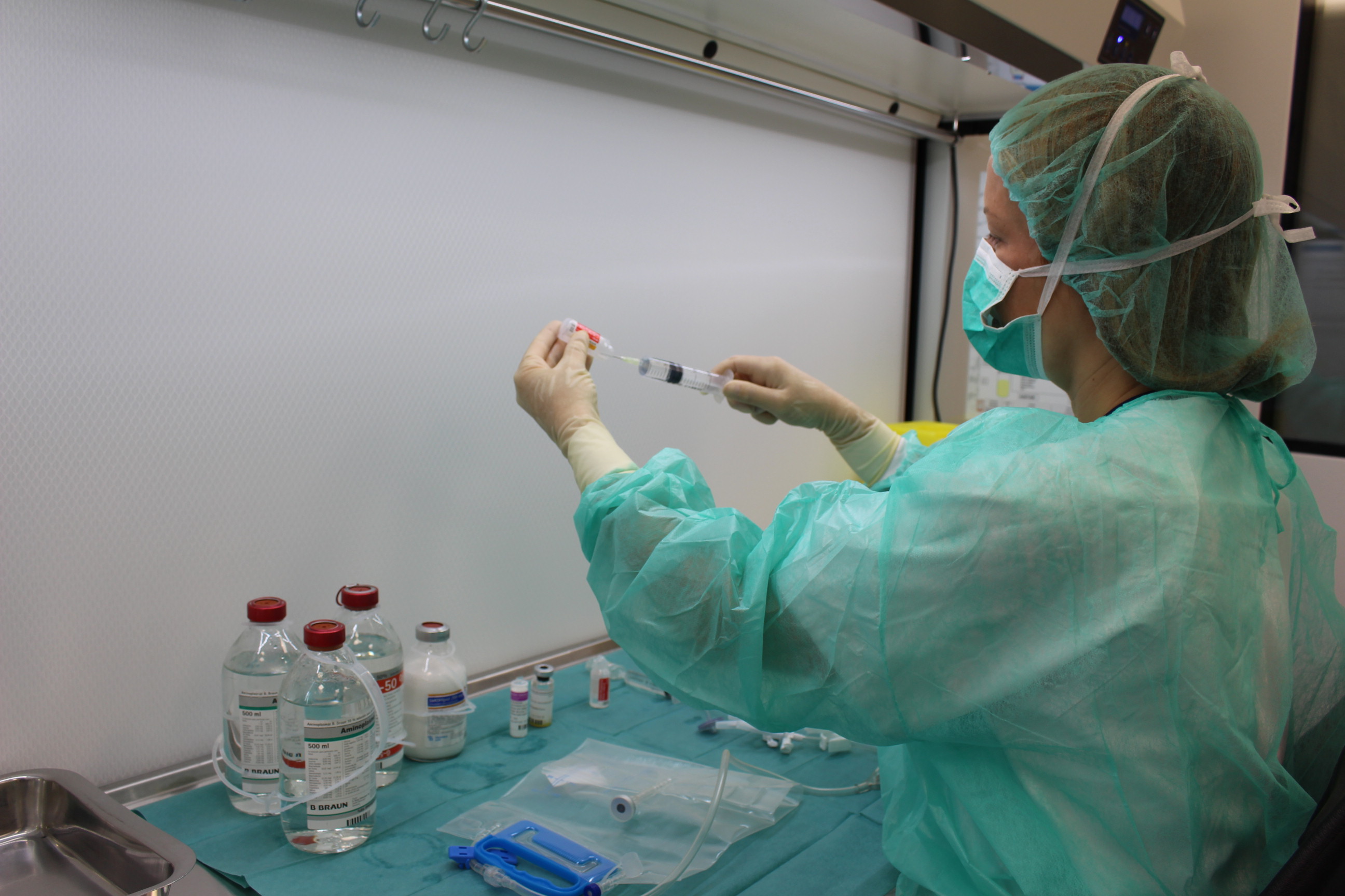 Professionals del Servei de Farmacia en les noves sales blanques