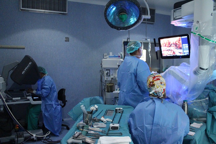 L'equip quirúrgic amb el robot da Vinci realitzant una intervenció de càncer urològic. 