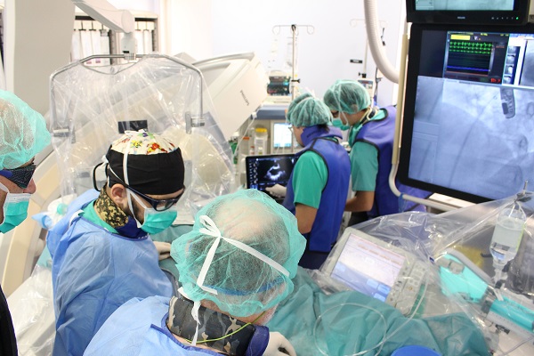 La sala d'hemodinàmica amb el pacient i l'equip de cardiologia. 