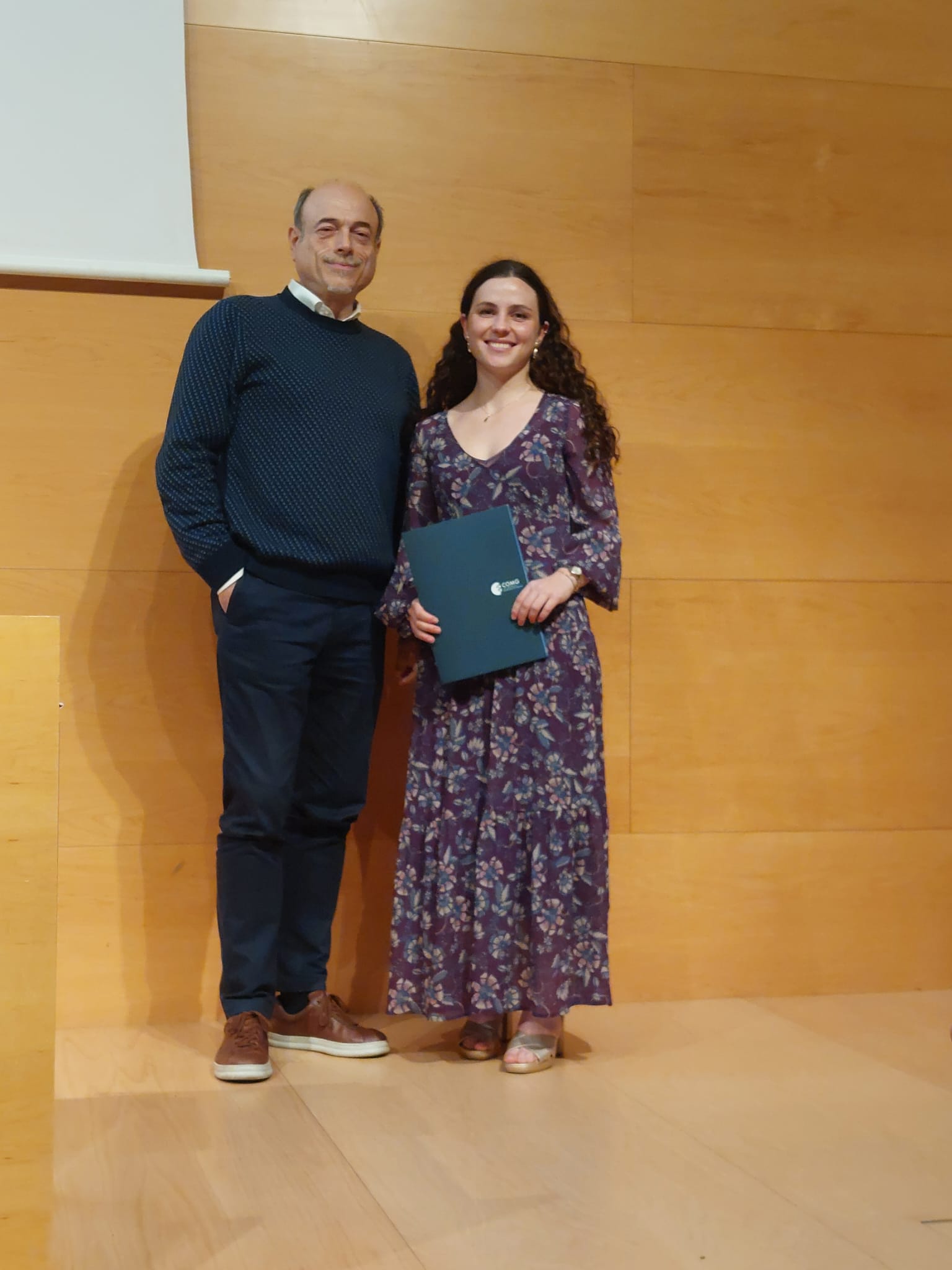 El president del COMG, Josep Vilaplana, entregant el guardó a la Dra. Laia Tarré