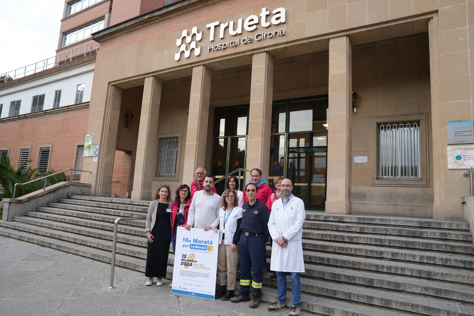 Els implicats en la Marató a l'entrada de l'Hospital. 
