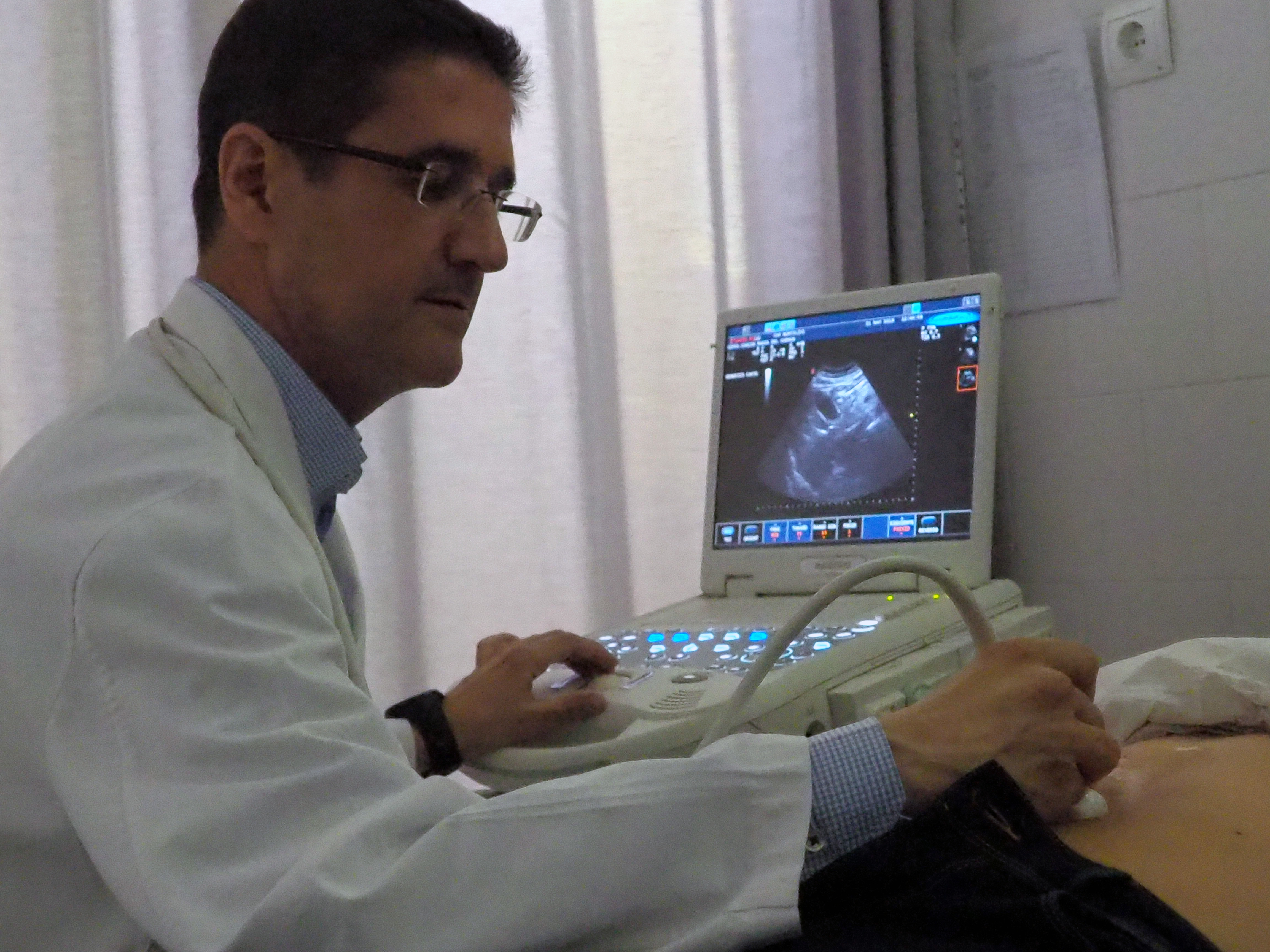Un facultatiu de l'EAP Montilivi de Girona realitza una ecografia abdominal