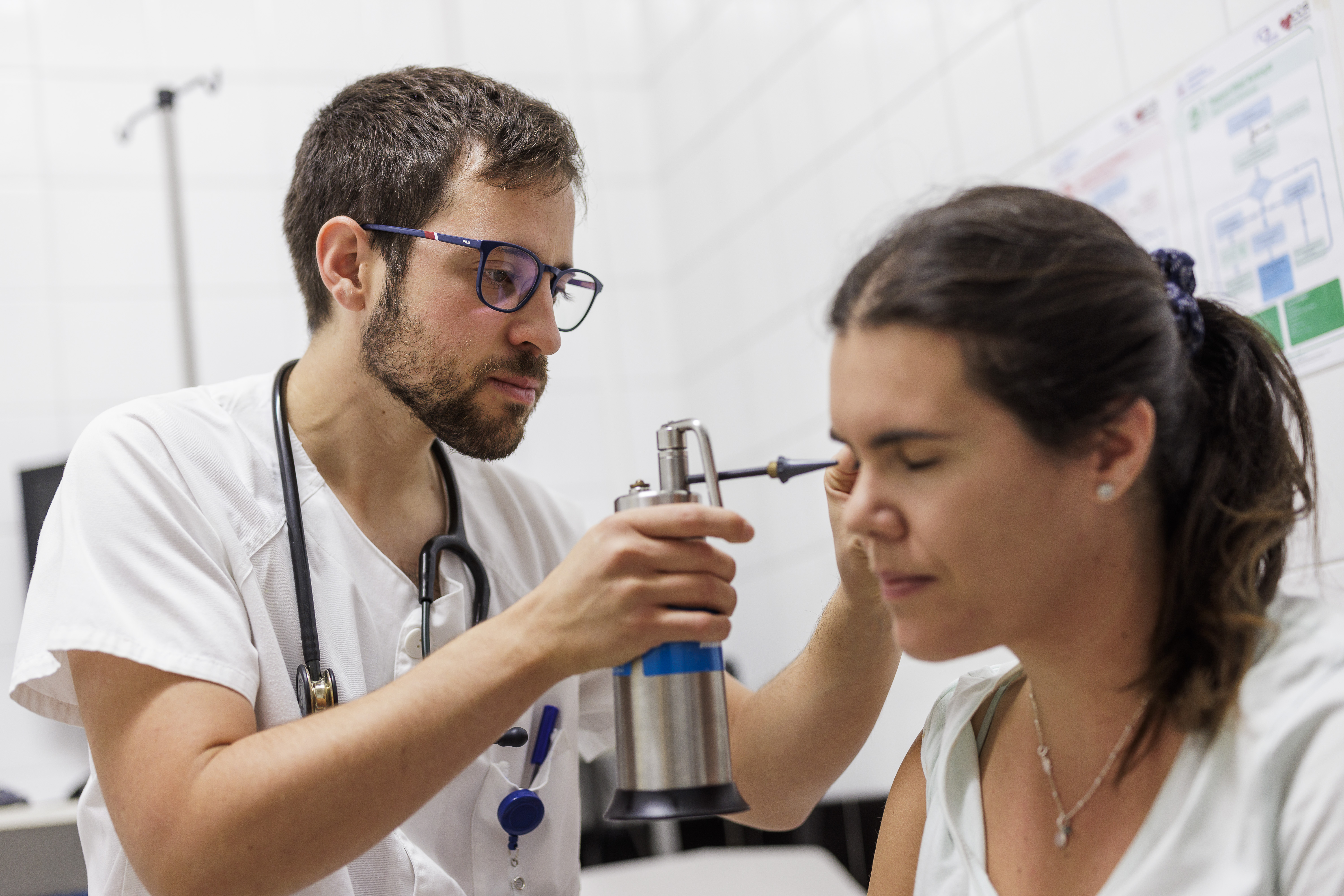 El metge de medicina familiar i comunitària durant una visita.