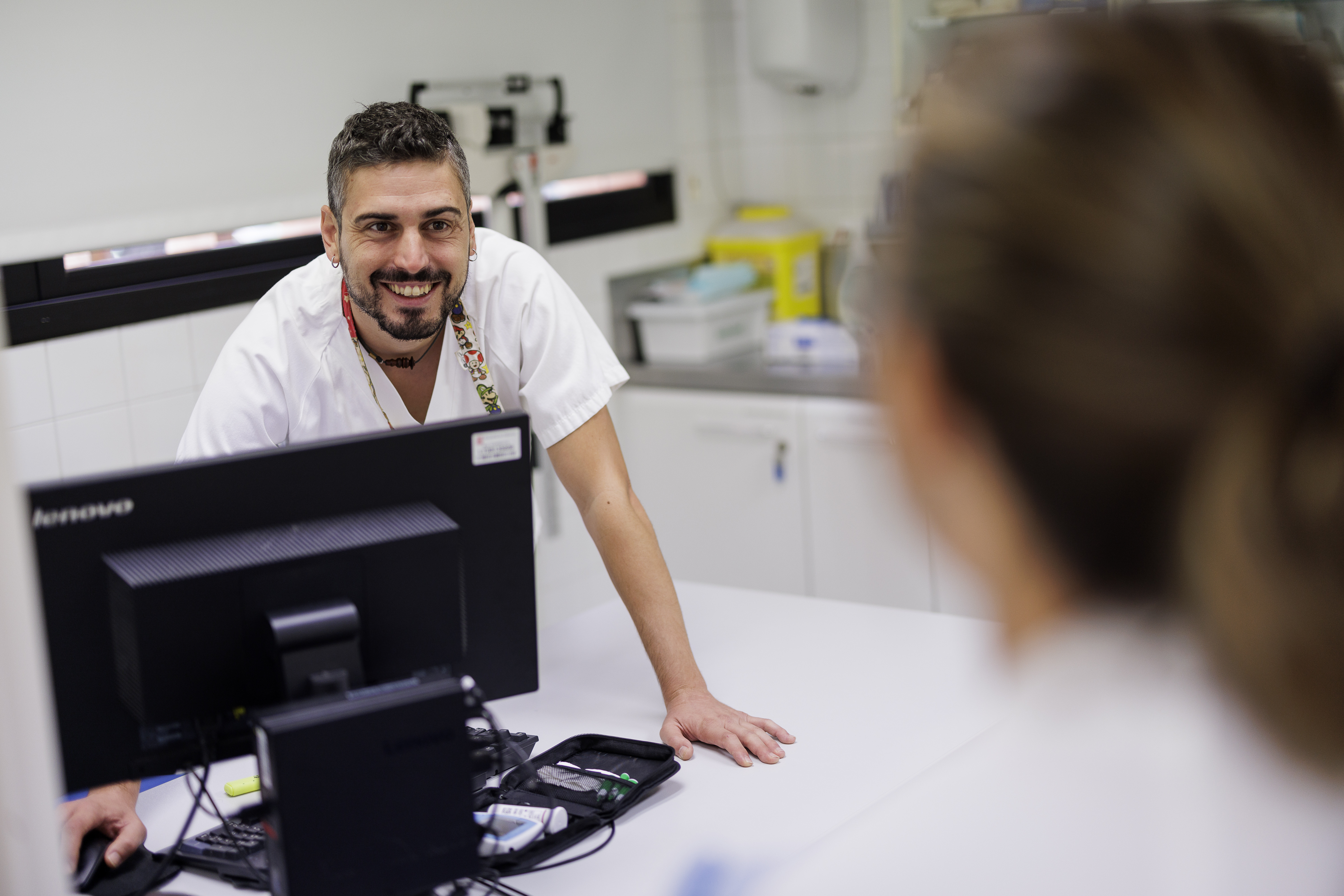 Un professional sanitaria en una consulta.