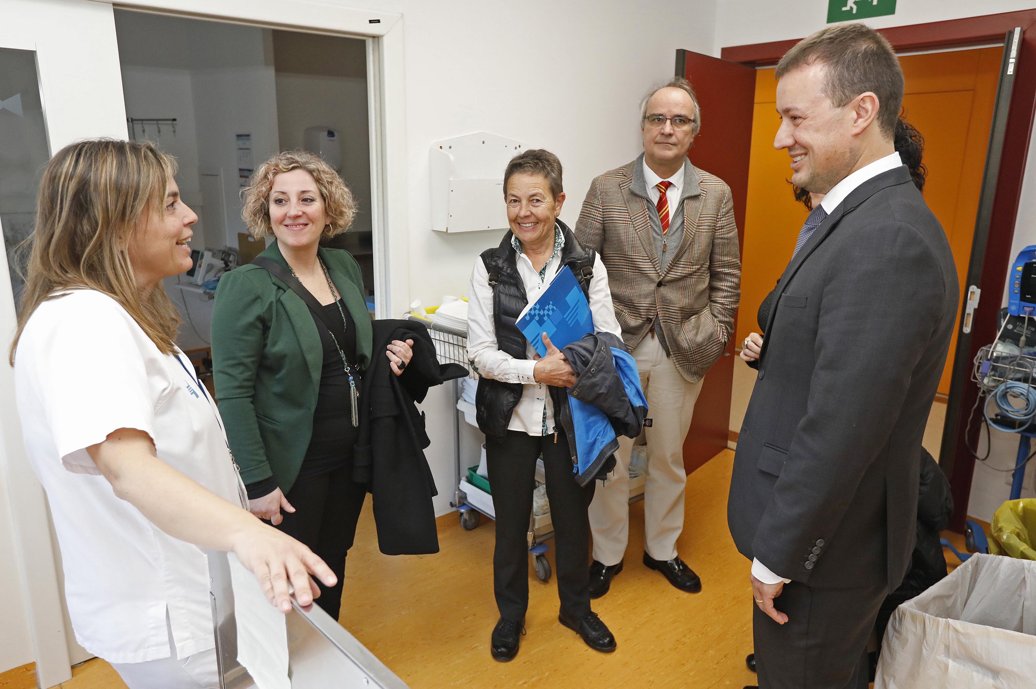 Foto de professionals del Hospital Josep Trueta amb una representació del Col·legi Oficial de Gestors Administratius de Catalunya