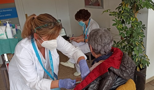 Vacunant al punt de vacunació del Trueta