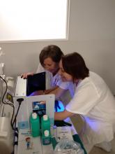 Professionals durant la campanya Salveu vides: renteu-vos les mans