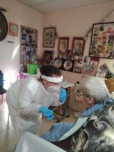 Professionals de primària fent PCR a una pacient en una residència
