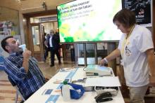 Un usuari realitza una espirometria al Trueta