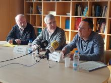 De dreta a esquerra, Anton Foguet, director assistencial de l'Equip Pediàtric territorial de la Garrotxa i el Ripollès, Josep Carreras, director del sector Girona nord del Servei Català de la Salut, i Joan Grané, gerent de l'Hospital de Campdevànol. 