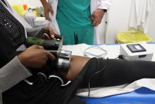 una pacient fa servir l'aparell guiat per control remot per allargar la cama