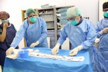 Unitat d'Hemodinamica i Unitat del Ictus preparant els dispositius necessaris per al tractament