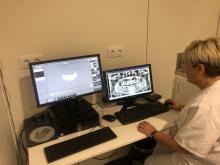 Professional del Servei de Diagnòstic per la Imatge fent una ortopantomografia. 