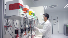 tècnic treballant amb bioreactors 