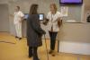 Professional d'infermeria parlant explicant la campanya de sensibilització sobre la prevenció de les caigudes a una usuaria.