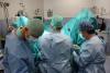 L'equip durant una intervenció quirúrgica per corregir el prolapse uterovaginal.