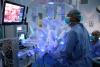 L'equip quirúrgic amb el robot da Vinci realitzant una intervenció de càncer urològic.